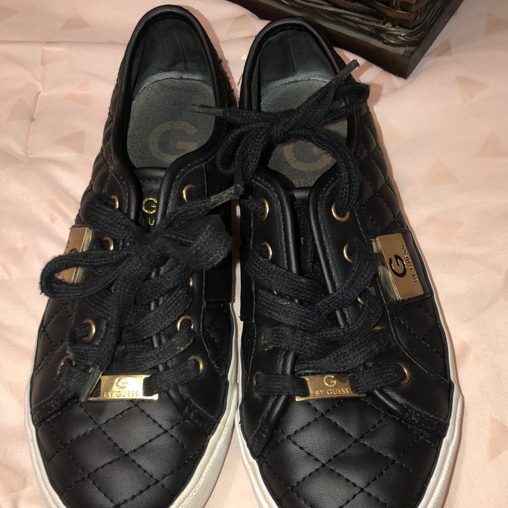 I’m selling black shoes from guess